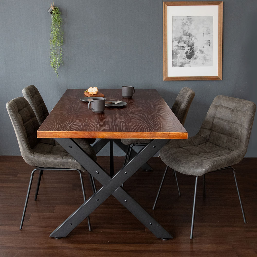 天然木の温もりと無機質なスチール脚のインダストリアルダイニング