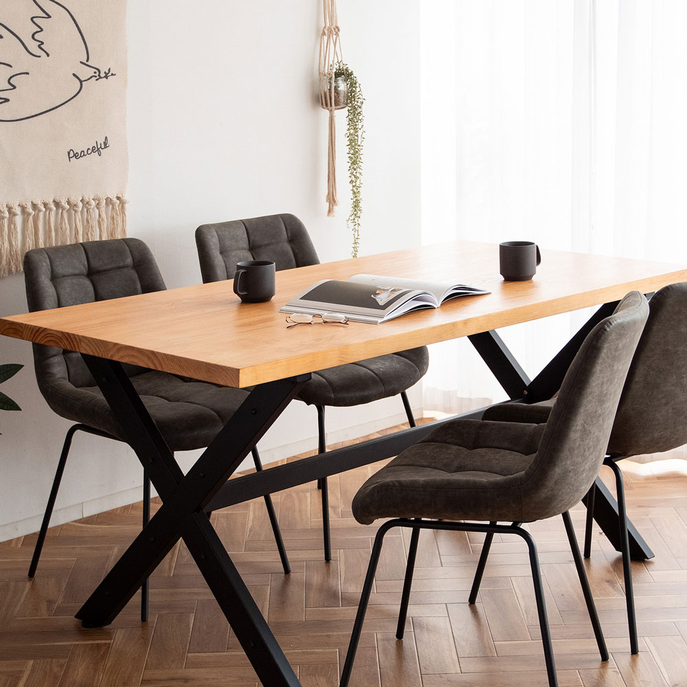 天然木の温もりと無機質なスチール脚のインダストリアルダイニング