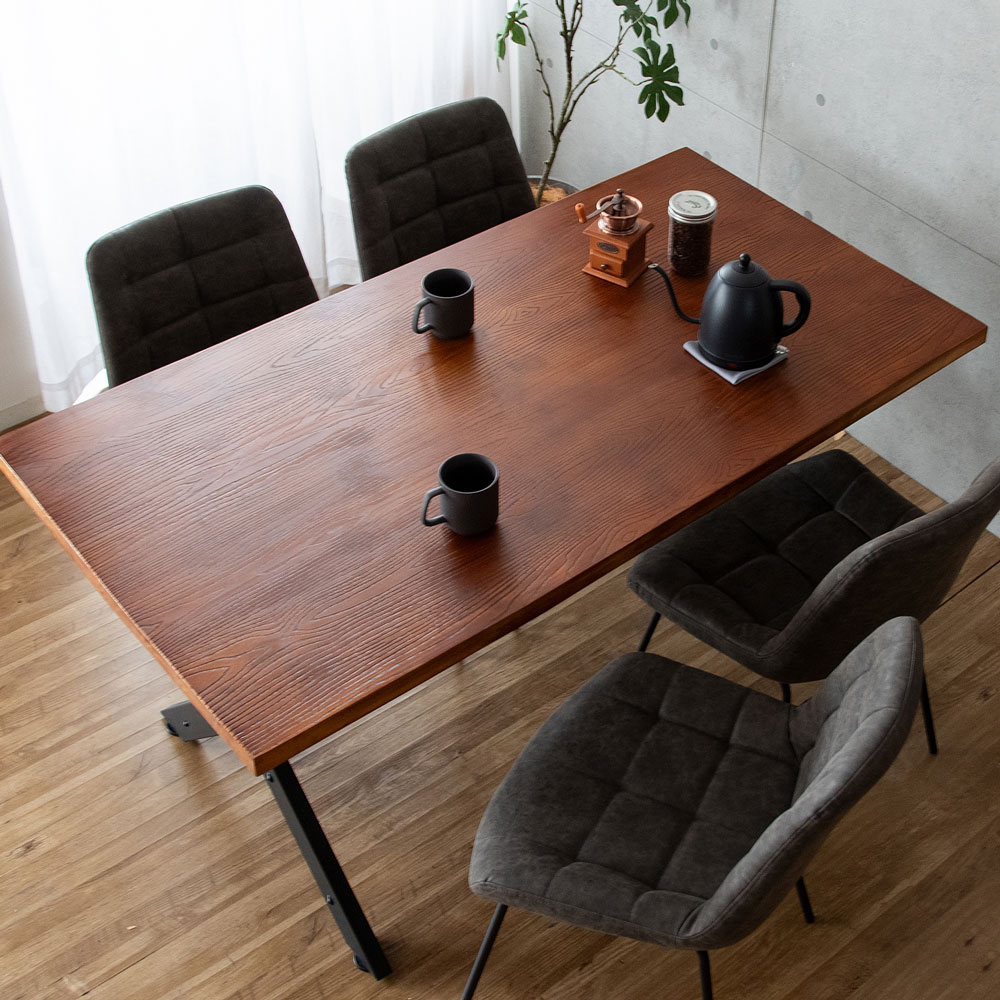 天然木の温もりと無機質なスチール脚のインダストリアルダイニング