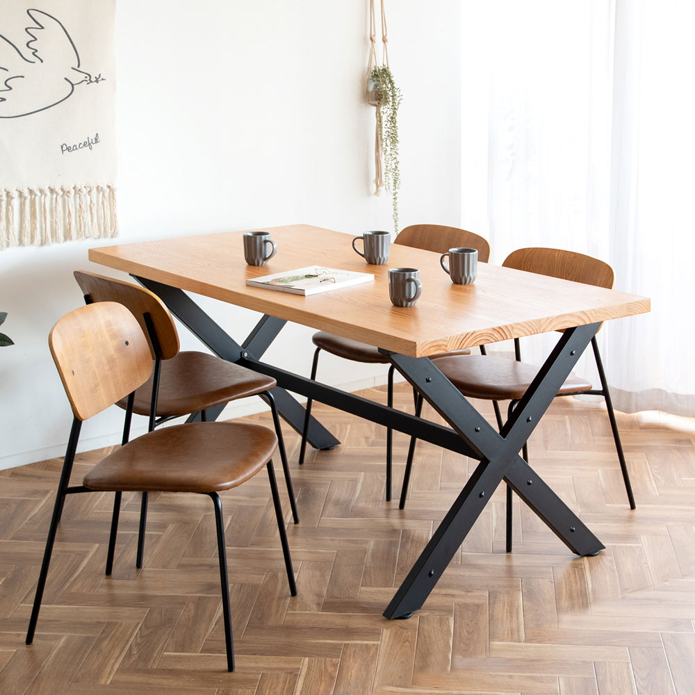 天然木の温もりと無機質なスチール脚のインダストリアルダイニング