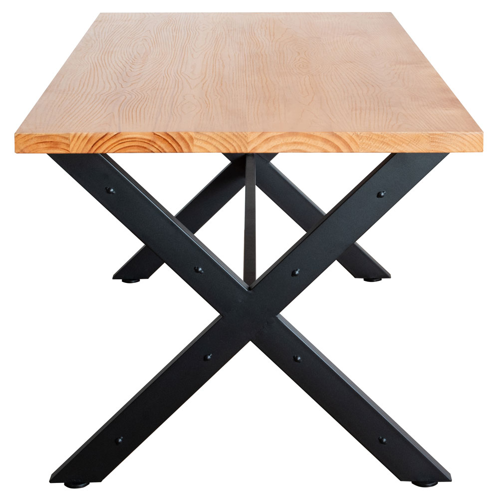 天然木の温もりと無機質なスチール脚のインダストリアルダイニング