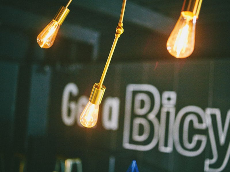 裸電球のペンダントライト｜アーバンインテリア