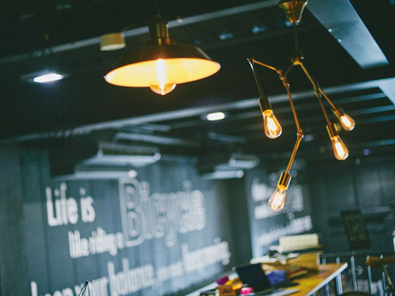 裸電球のペンダントライト｜アーバンインテリア