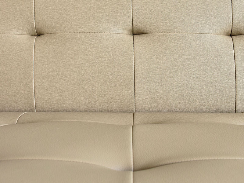 スマートなデザインのカウチソファ｜NM