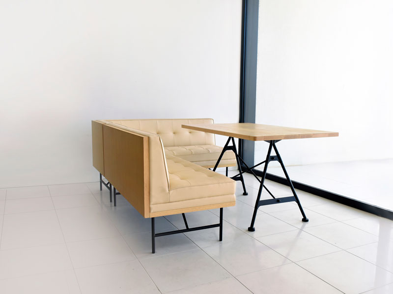 スマートなデザインのカウチソファ｜NM