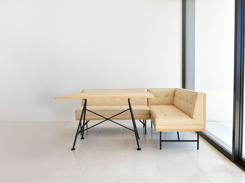 スマートなデザインのカウチソファ｜NM