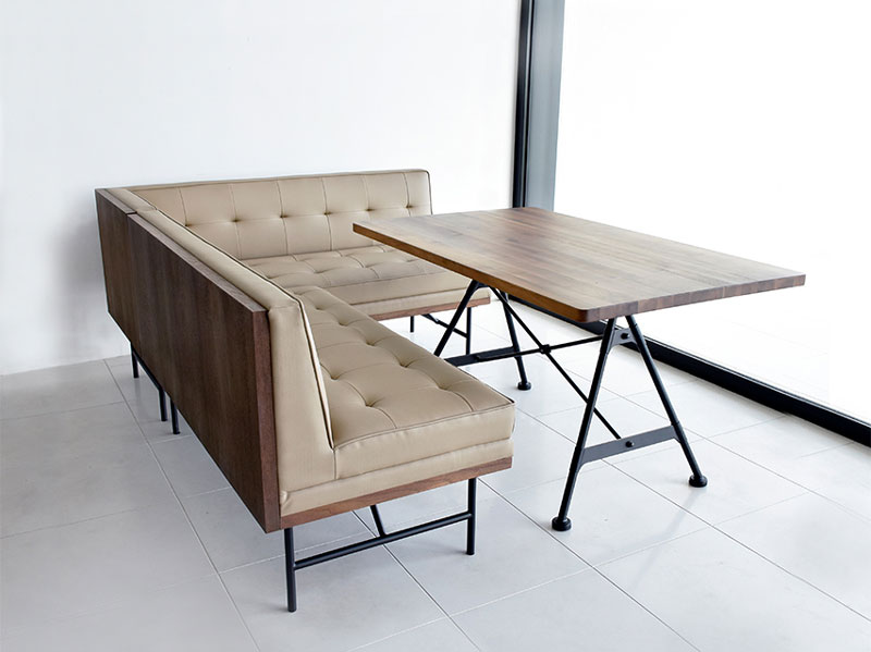 スマートなデザインのカウチソファ｜NM