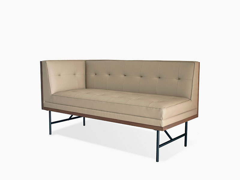 スマートなデザインのカウチソファ｜NM