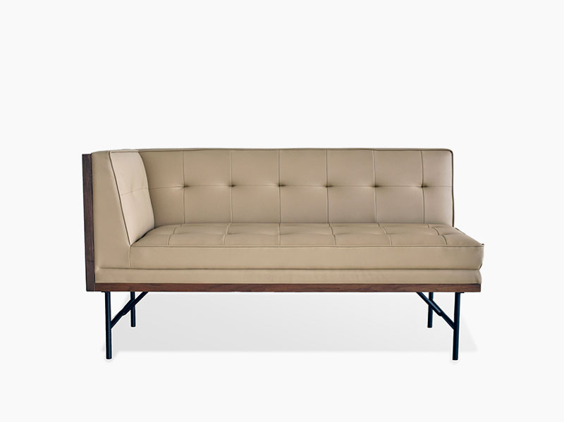 スマートなデザインのカウチソファ｜NM