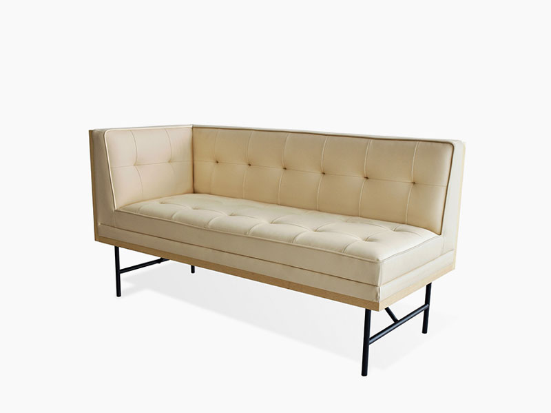 スマートなデザインのカウチソファ｜NM