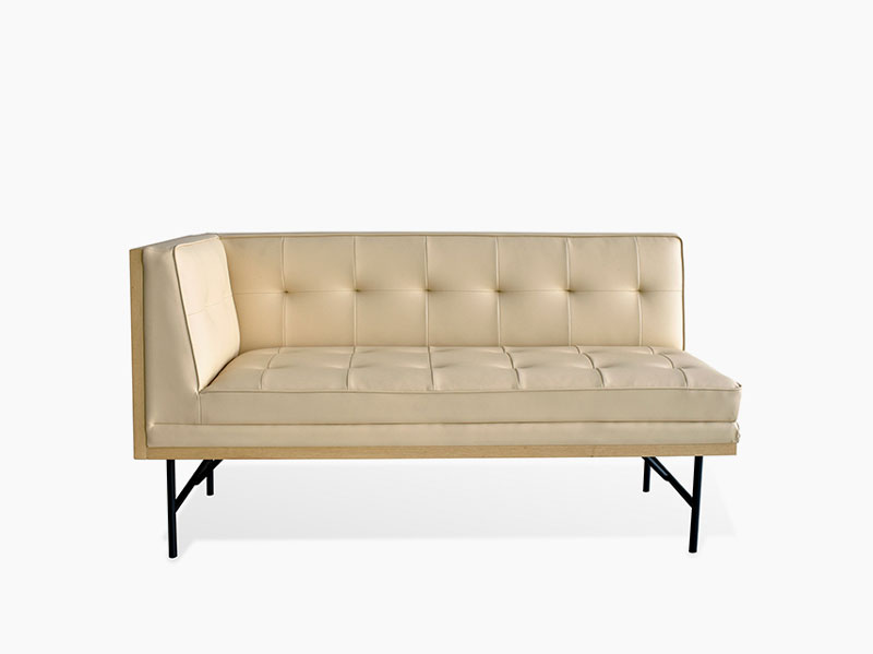 スマートなデザインのカウチソファ｜NM