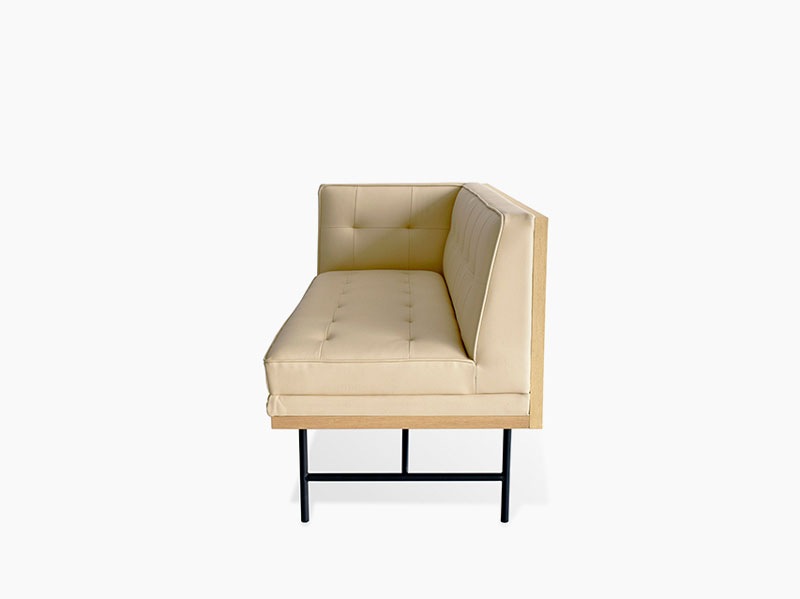 スマートなデザインのカウチソファ｜NM