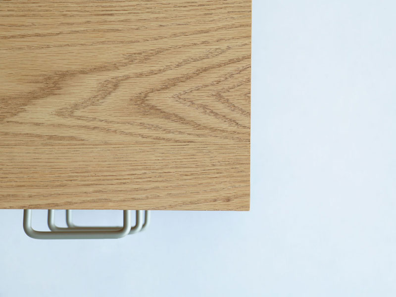 オーク材を使用したシンプルなキャスター付きデスクワゴン