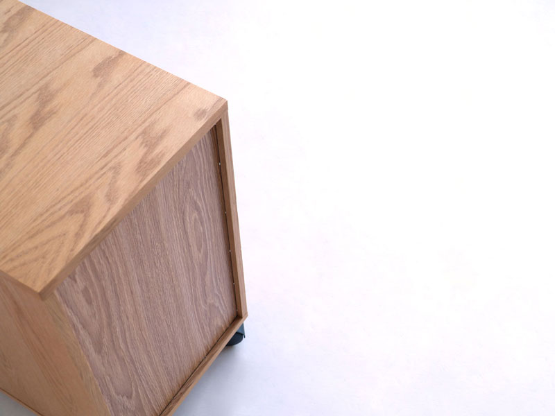 オーク材を使用したシンプルなキャスター付きデスクワゴン