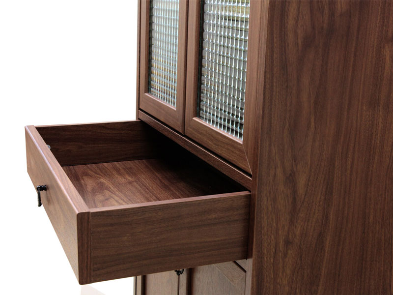 リングの取っ手がちょっぴりアンティークな食器棚