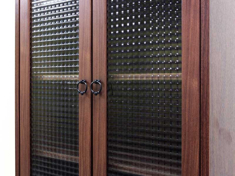 リングの取っ手がちょっぴりアンティークな食器棚