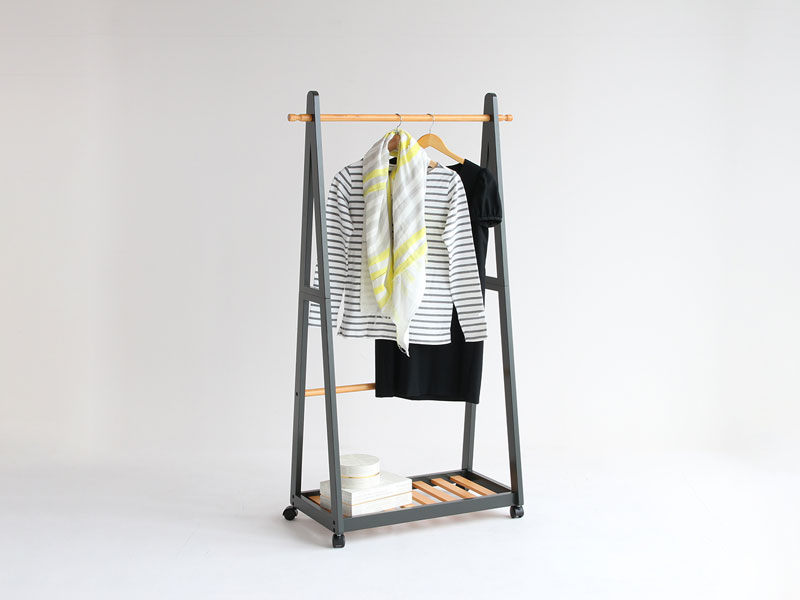 すっきりとしたデザインのハンガーラック｜北欧モダン