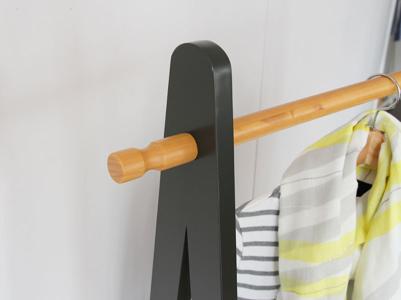 すっきりとしたデザインのハンガーラック｜北欧モダン