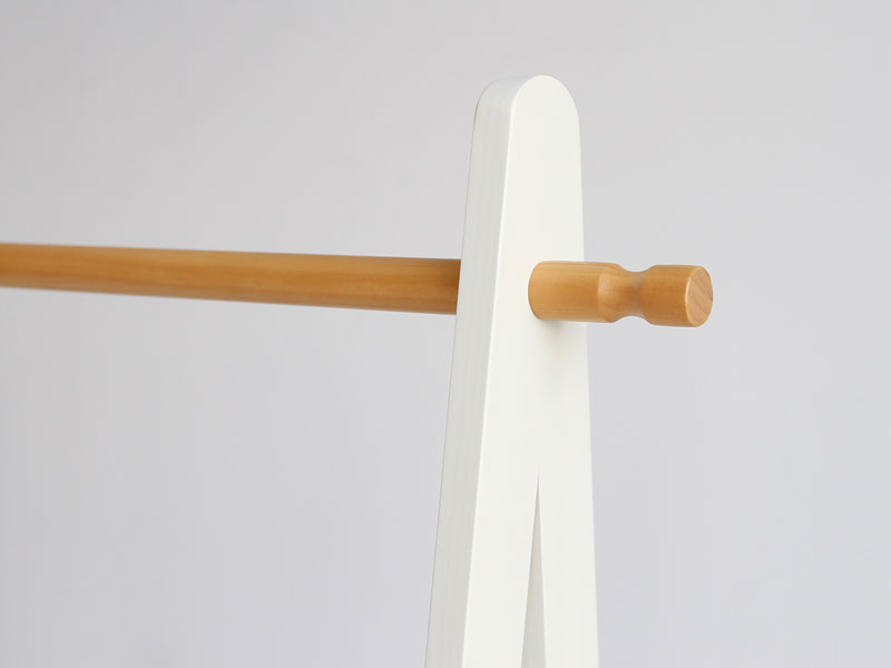 すっきりとしたデザインのハンガーラック｜北欧モダン