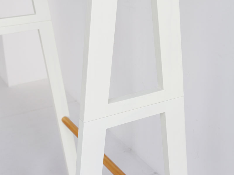 すっきりとしたデザインのハンガーラック｜北欧モダン