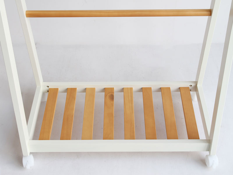 すっきりとしたデザインのハンガーラック｜北欧モダン