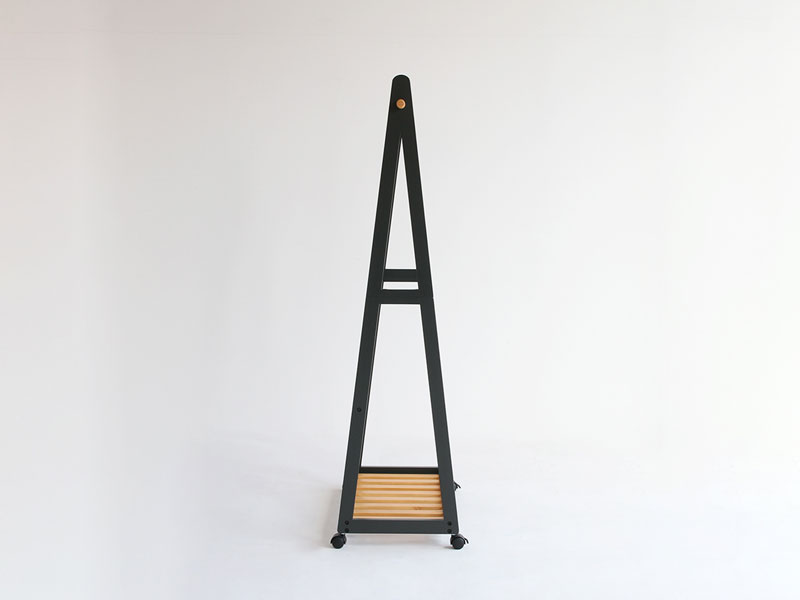 すっきりとしたデザインのハンガーラック｜北欧モダン