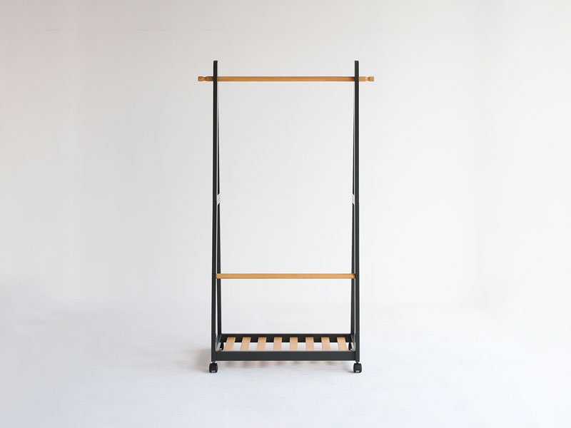 すっきりとしたデザインのハンガーラック｜北欧モダン