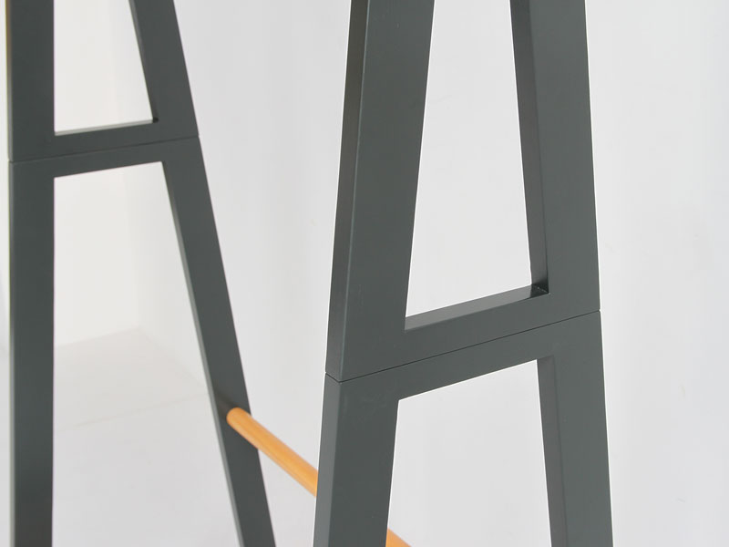 すっきりとしたデザインのハンガーラック｜北欧モダン