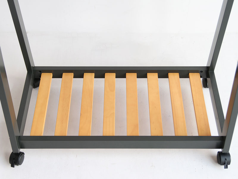 すっきりとしたデザインのハンガーラック｜北欧モダン