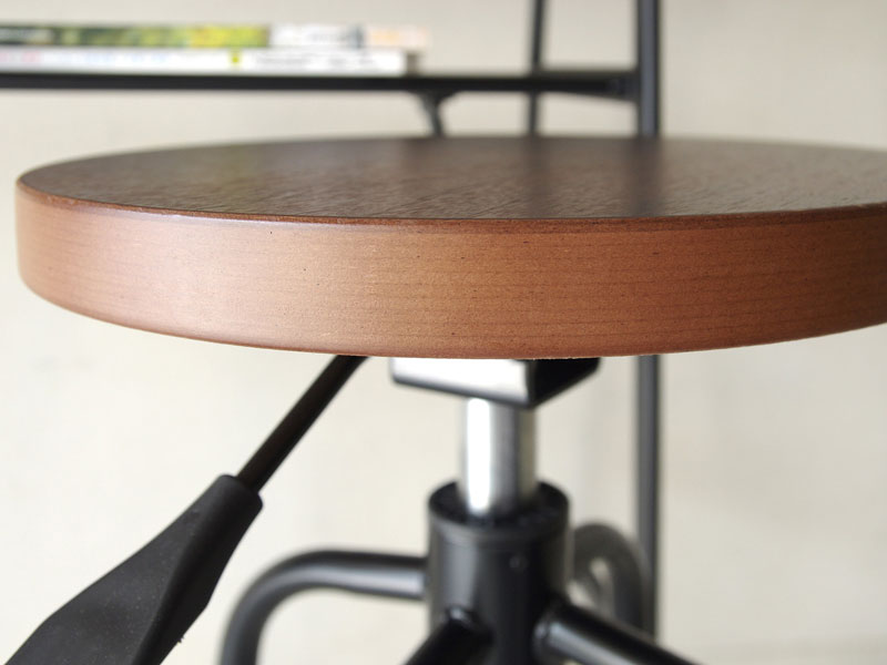 高さ調整のできるカウンタースツール｜インダストリアル