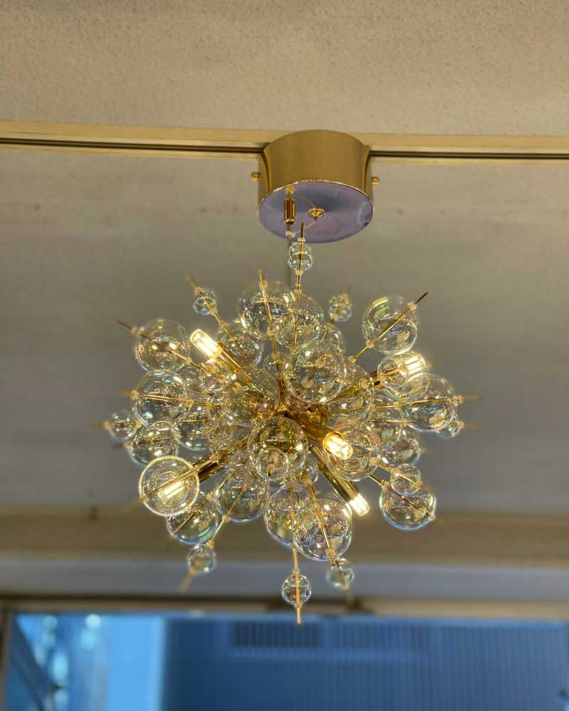 オーロラのように輝くバブルシャンデリア｜空間を華やかに照らすLED