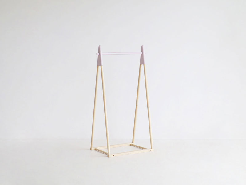 差し色がかわいいシンプルなキッズサイズの木製ポールハンガー