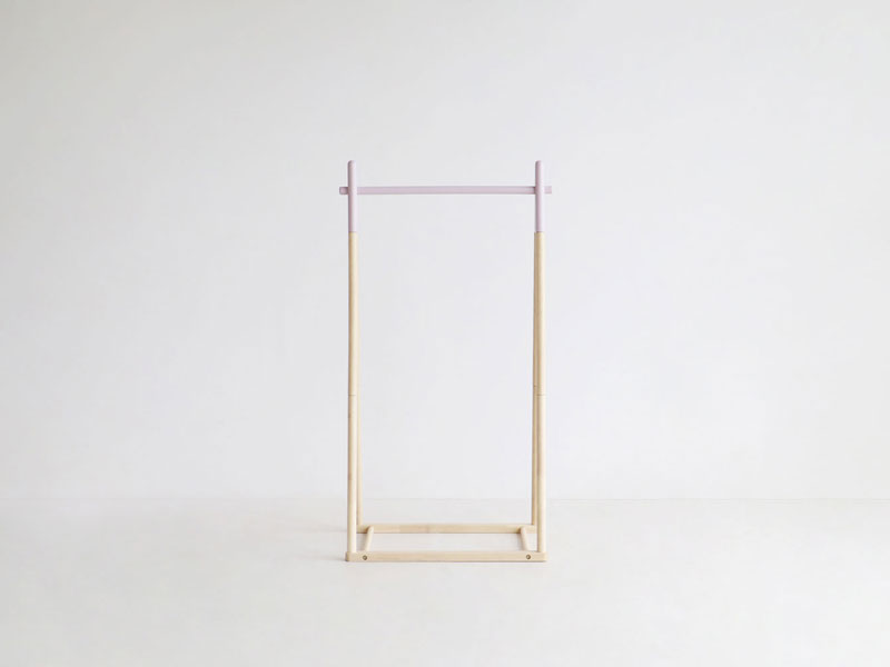 差し色がかわいいシンプルなキッズサイズの木製ポールハンガー