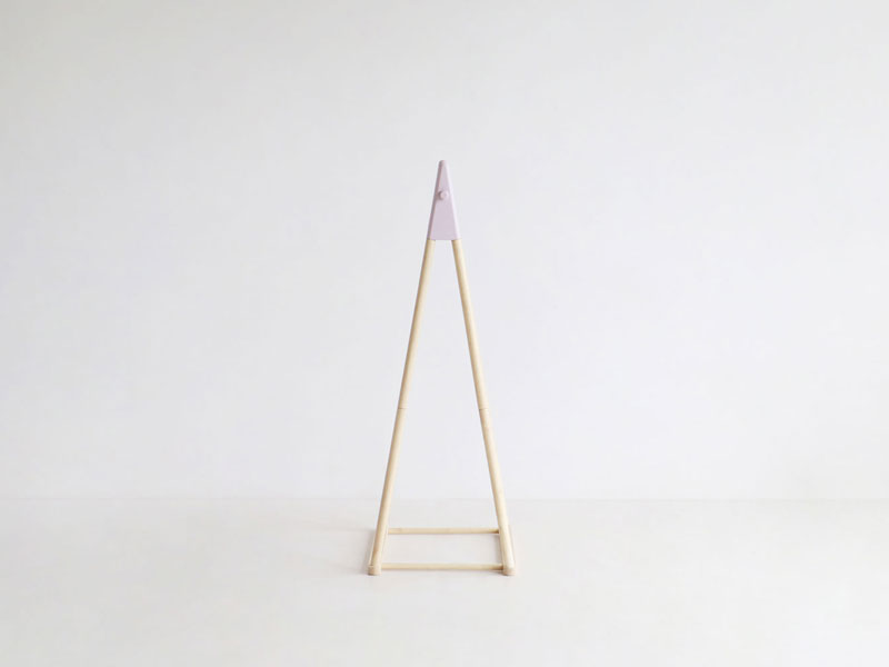 差し色がかわいいシンプルなキッズサイズの木製ポールハンガー