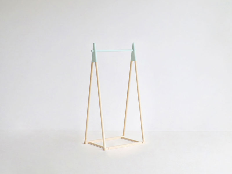 差し色がかわいいシンプルなキッズサイズの木製ポールハンガー