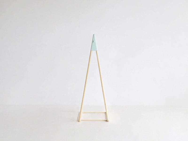 差し色がかわいいシンプルなキッズサイズの木製ポールハンガー