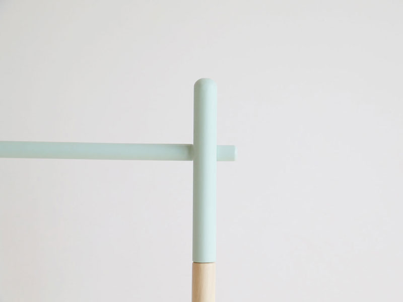 差し色がかわいいシンプルなキッズサイズの木製ポールハンガー