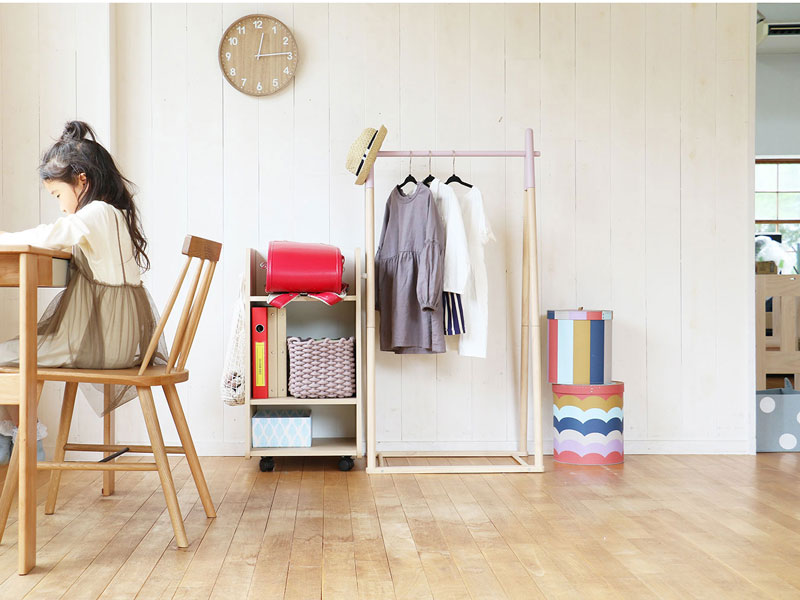 差し色がかわいいシンプルなキッズサイズの木製ポールハンガー