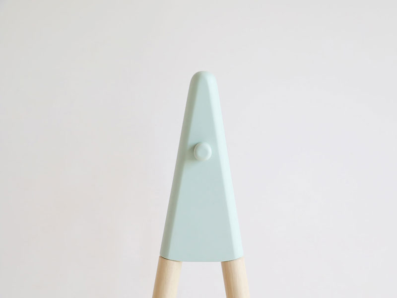 差し色がかわいいシンプルなキッズサイズの木製ポールハンガー