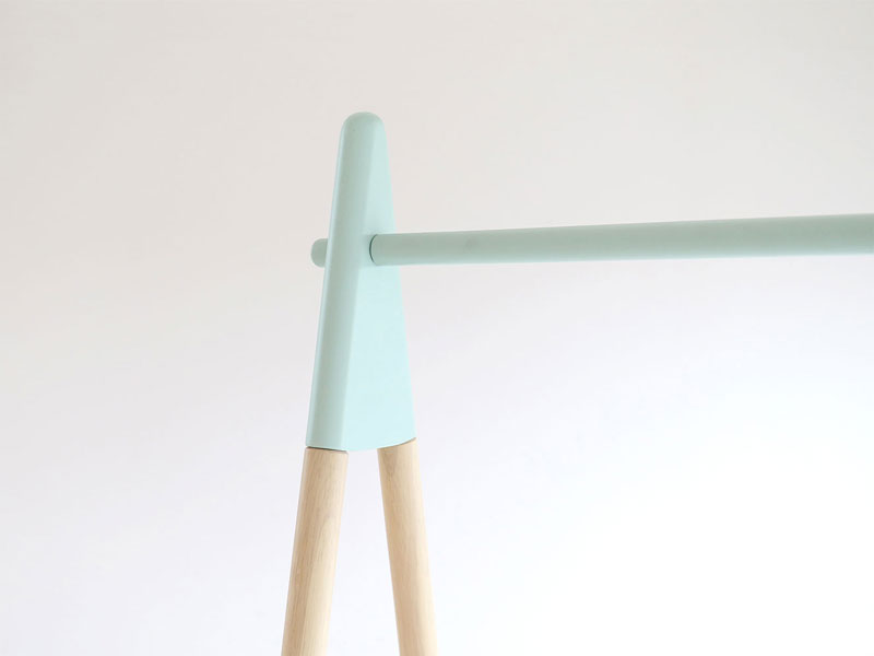 差し色がかわいいシンプルなキッズサイズの木製ポールハンガー