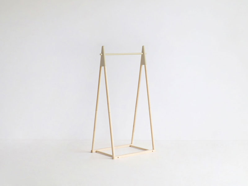 差し色がかわいいシンプルなキッズサイズの木製ポールハンガー