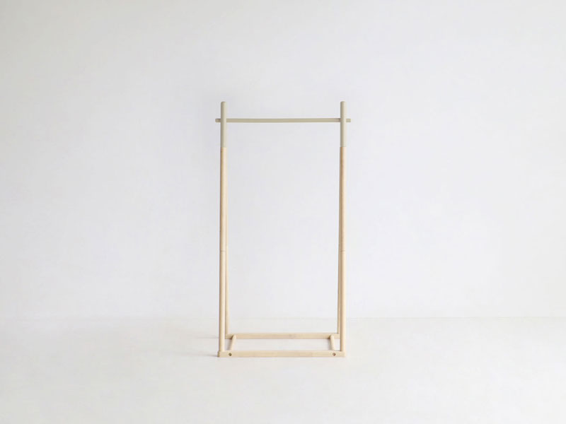 差し色がかわいいシンプルなキッズサイズの木製ポールハンガー