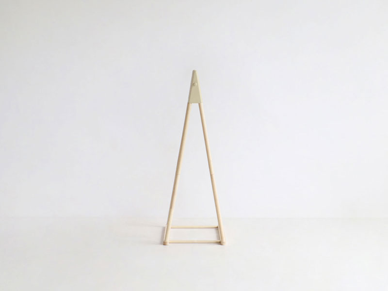 差し色がかわいいシンプルなキッズサイズの木製ポールハンガー