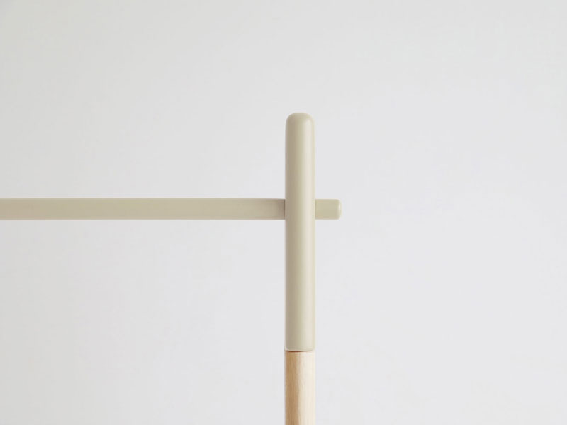 差し色がかわいいシンプルなキッズサイズの木製ポールハンガー