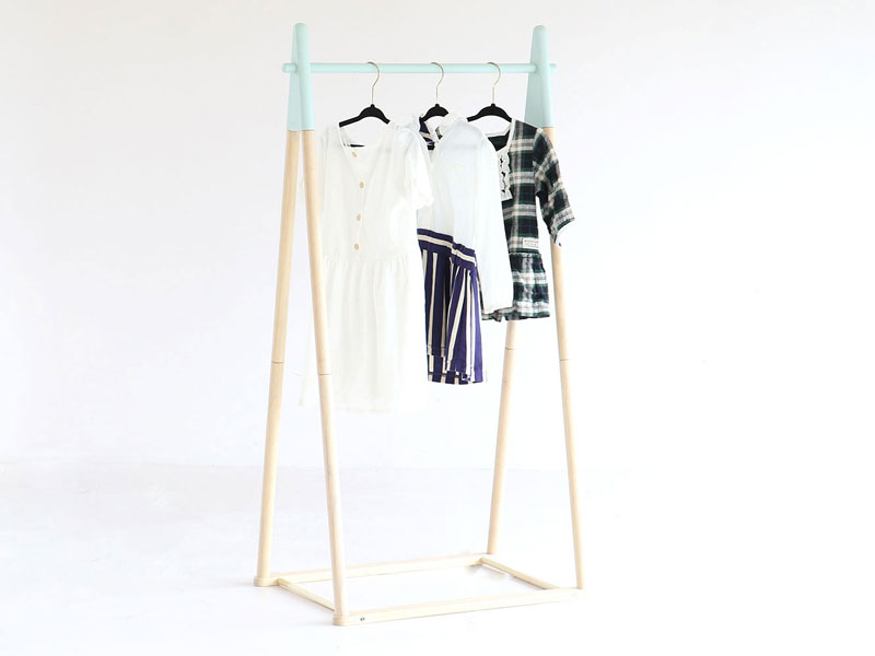 差し色がかわいいシンプルなキッズサイズの木製ポールハンガー