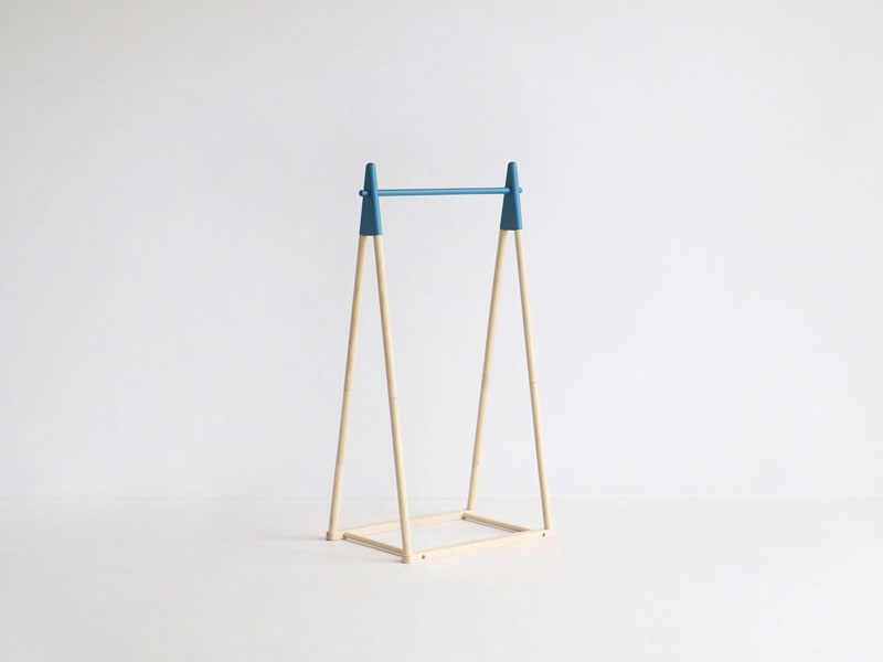 差し色がかわいいシンプルなキッズサイズの木製ポールハンガー