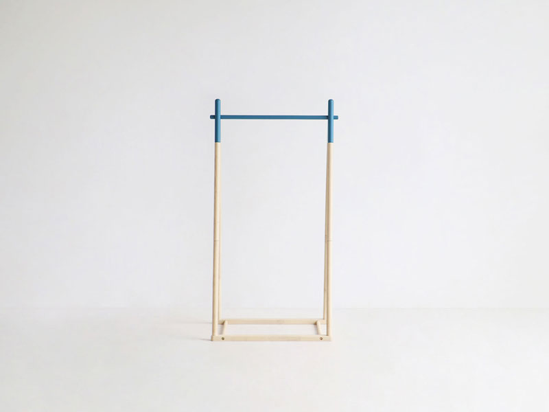 差し色がかわいいシンプルなキッズサイズの木製ポールハンガー