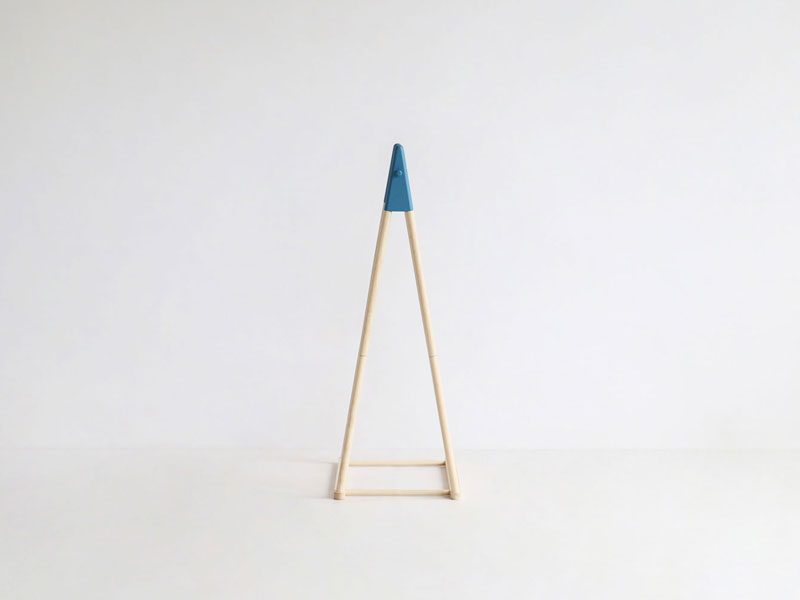 差し色がかわいいシンプルなキッズサイズの木製ポールハンガー