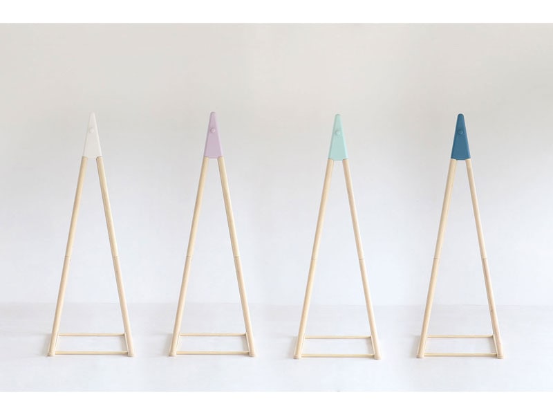 差し色がかわいいシンプルなキッズサイズの木製ポールハンガー