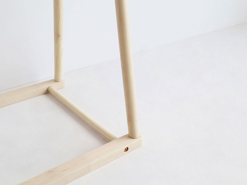 差し色がかわいいシンプルなキッズサイズの木製ポールハンガー